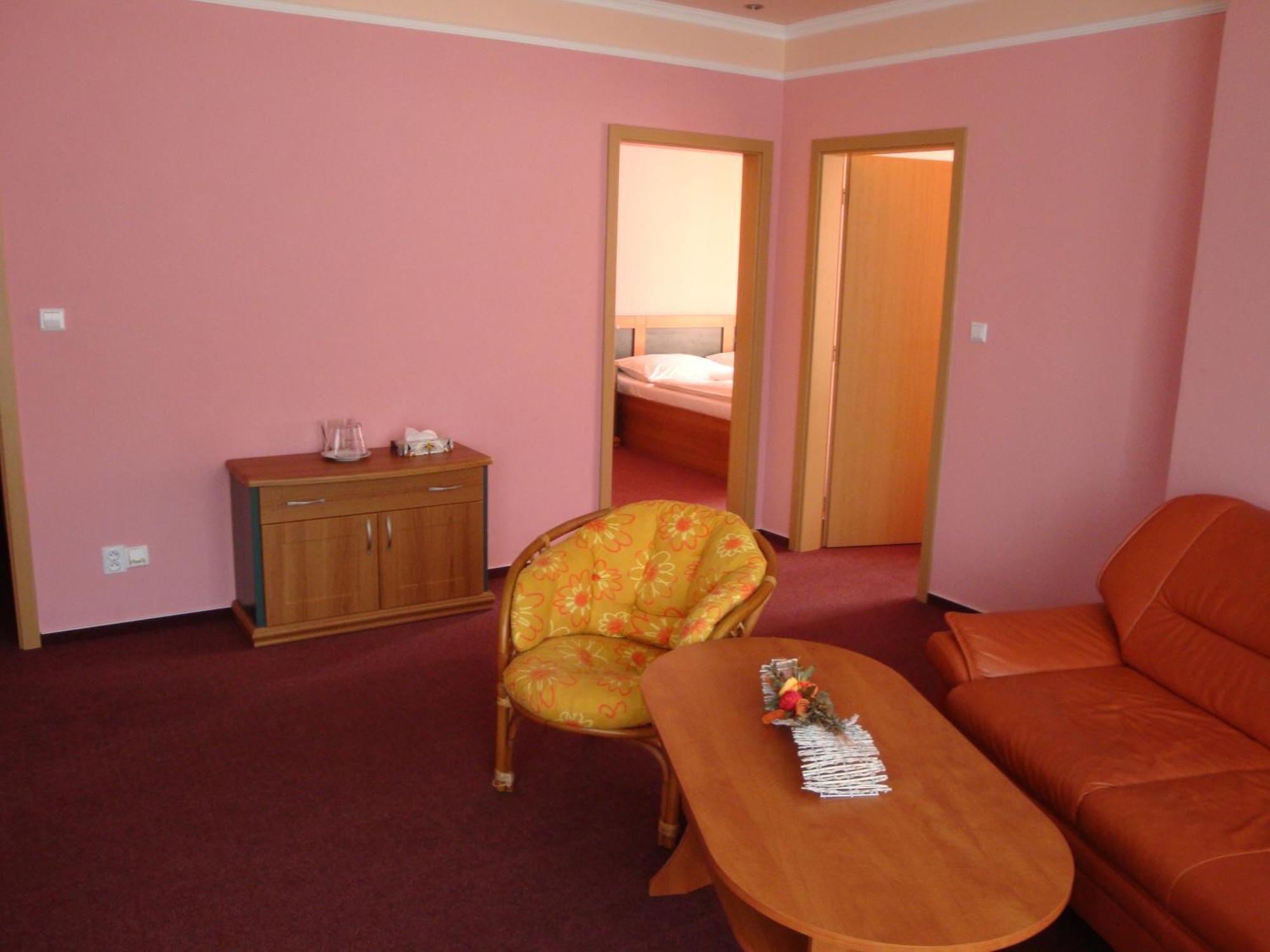 Hotel Lazne Evzenie Klášterec nad Ohří Esterno foto